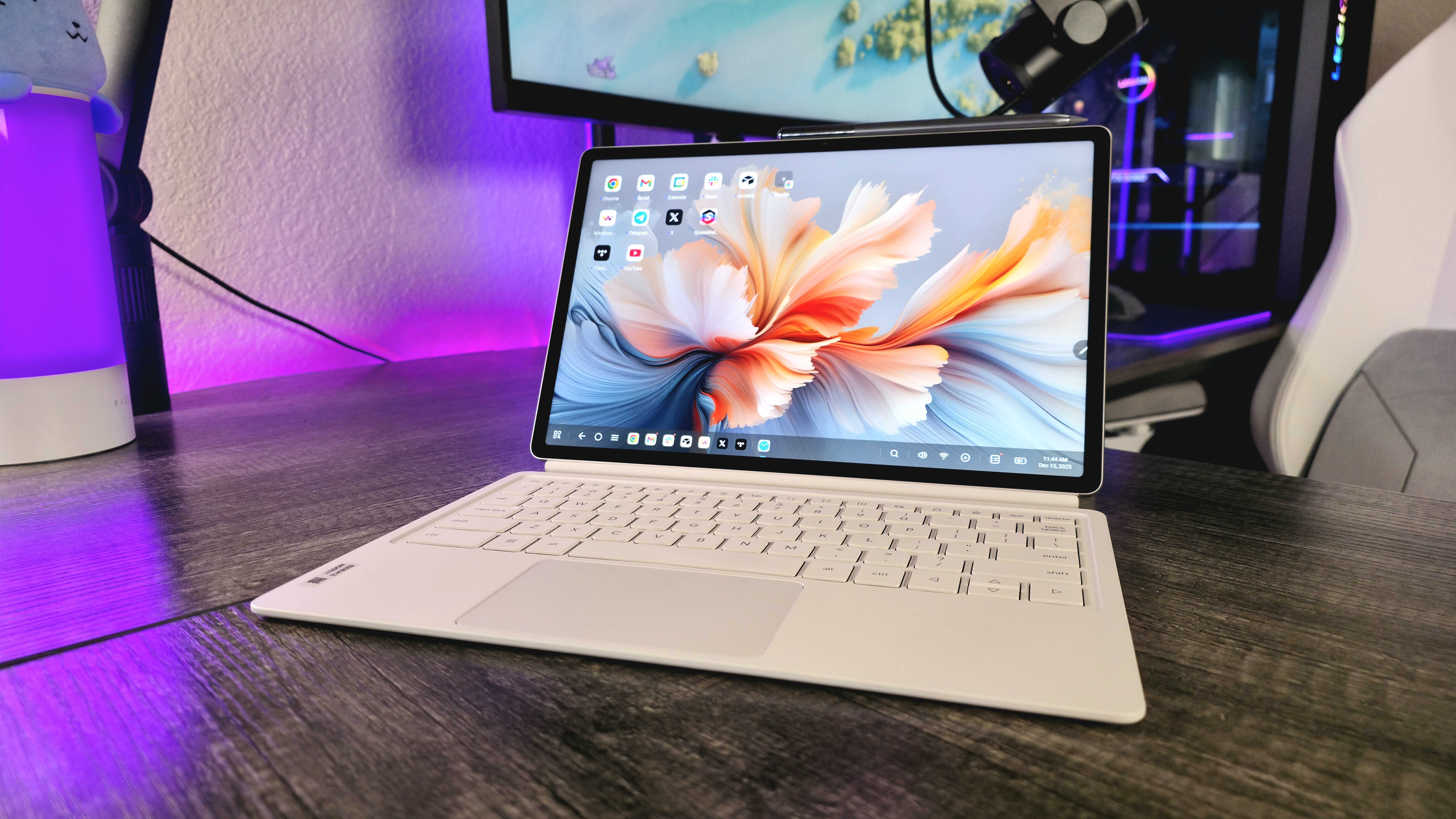 Image of the Lenovo Yoga Tab Plus (Gen 1) tablet.